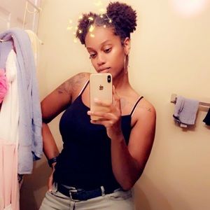 Meet your Posher, Alexis